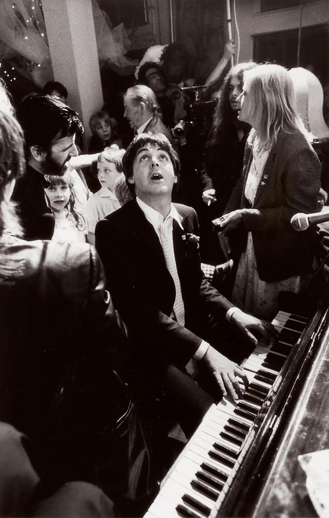 Paul McCartney spielt Klavier bei der Hochzeit von Ringo Starr und Barbara Bach im Londoner Club Rags, 1981. Ringo ist links und Linda McCartney rechts zu sehen.

Lifetime Edition Gelatinesilberdruck

16" x 20" - Auflage: 50 + 10 Künstlerabzüge

Ihr