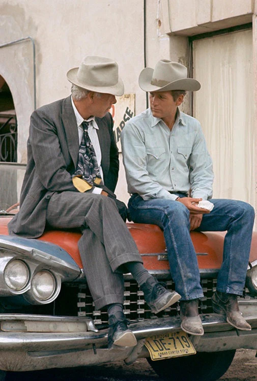 Paul Newman und Lee Marvin sprechen auf einem Werbefoto für Stuart Rosenbergs Westernkomödie Pocket Money von 1972 in Tucson, Arizona. In der amerikanischen Western-Komödie tut sich Paul Newman, ein vom Glück verfolgter Cowboy, mit seinem alten