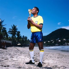 Terry O'Neill - Pelé che bacia il trofeo della Coppa del Mondo, Fotografia 2013
