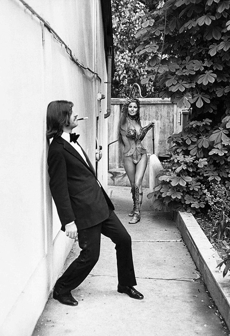 Raquel Welch y Ringo Starr, 1969
impresión en gelatina de plata
40 x 30 pulgadas
edición de 50
Edición de 50 sellada con la firma del Estado 
con certificado de autenticidad

La actriz estadounidense Raquel Welch luciendo un traje de cuero con Ringo