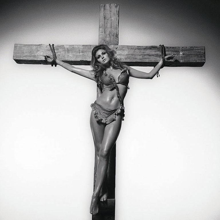 Terry O'Neill - Raquel Welch sur la croix Noir et blanc, Photographie 1966
