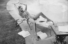 Terry O'Neill:: Raquel Welch relaxes at Home (La relaxation à la maison)