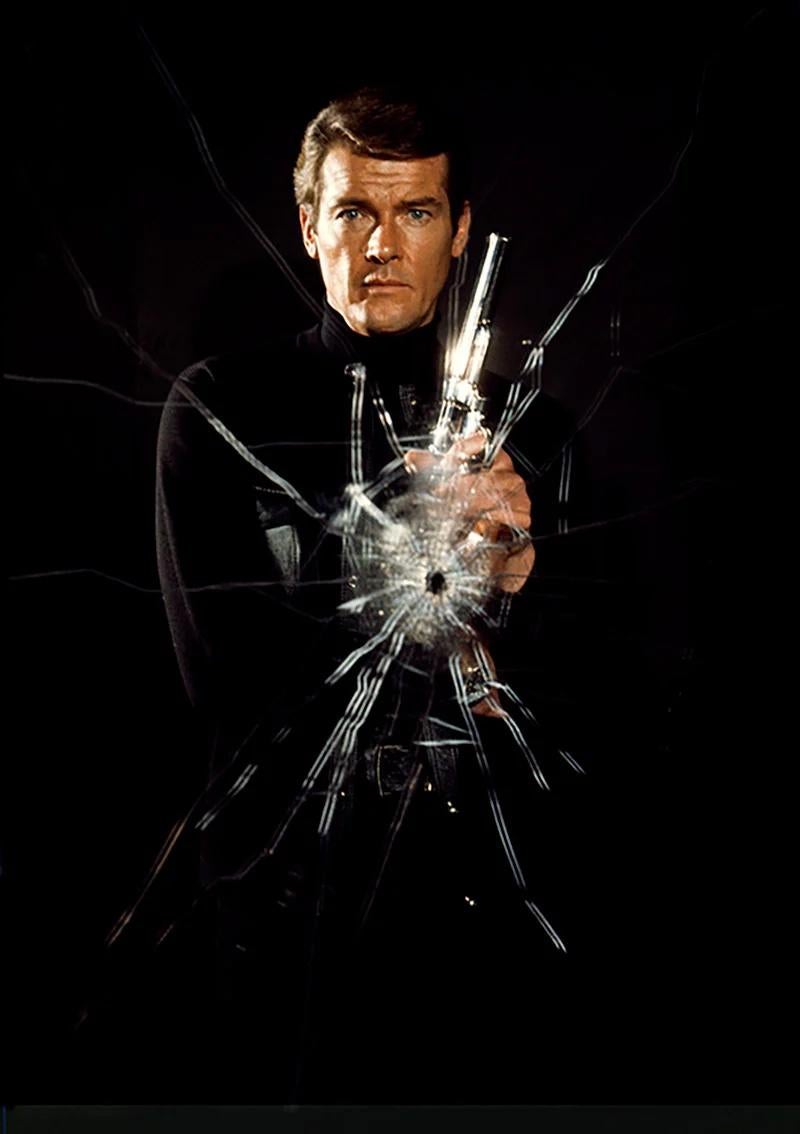L'acteur anglais Roger Moore dans le rôle de James Bond, avec son arme de prédilection, le Walther PPK, dans une photo publicitaire pour le film "Vivre et laisser mourir", décembre 1972.

Toutes les tailles et éditions disponibles :
20" x 16" 
24" x
