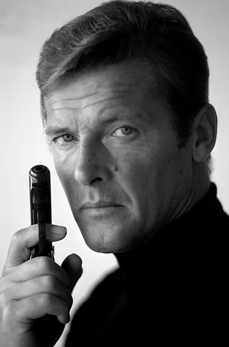 Der englische Schauspieler Roger Moore als James Bond mit seiner Lieblingswaffe, der Walther PPK, in einem Werbefoto für den Film "Leben und sterben lassen", Dezember 1972.

Alle verfügbaren Größen und Ausgaben:
20" x 16" 
24" x 20" 
40" x