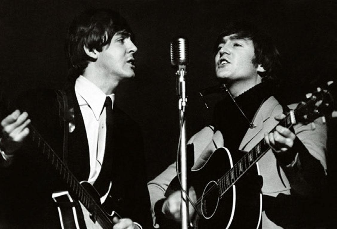 The Beatles
stampa alla gelatina d'argento
16 x 20 pollici
edizione di 50
Edizione firmata e numerata di 50 esemplari
con certificato di autenticità

Paul McCartney e John Lennon fanno le prove per uno speciale televisivo negli Studi A di Wembley,