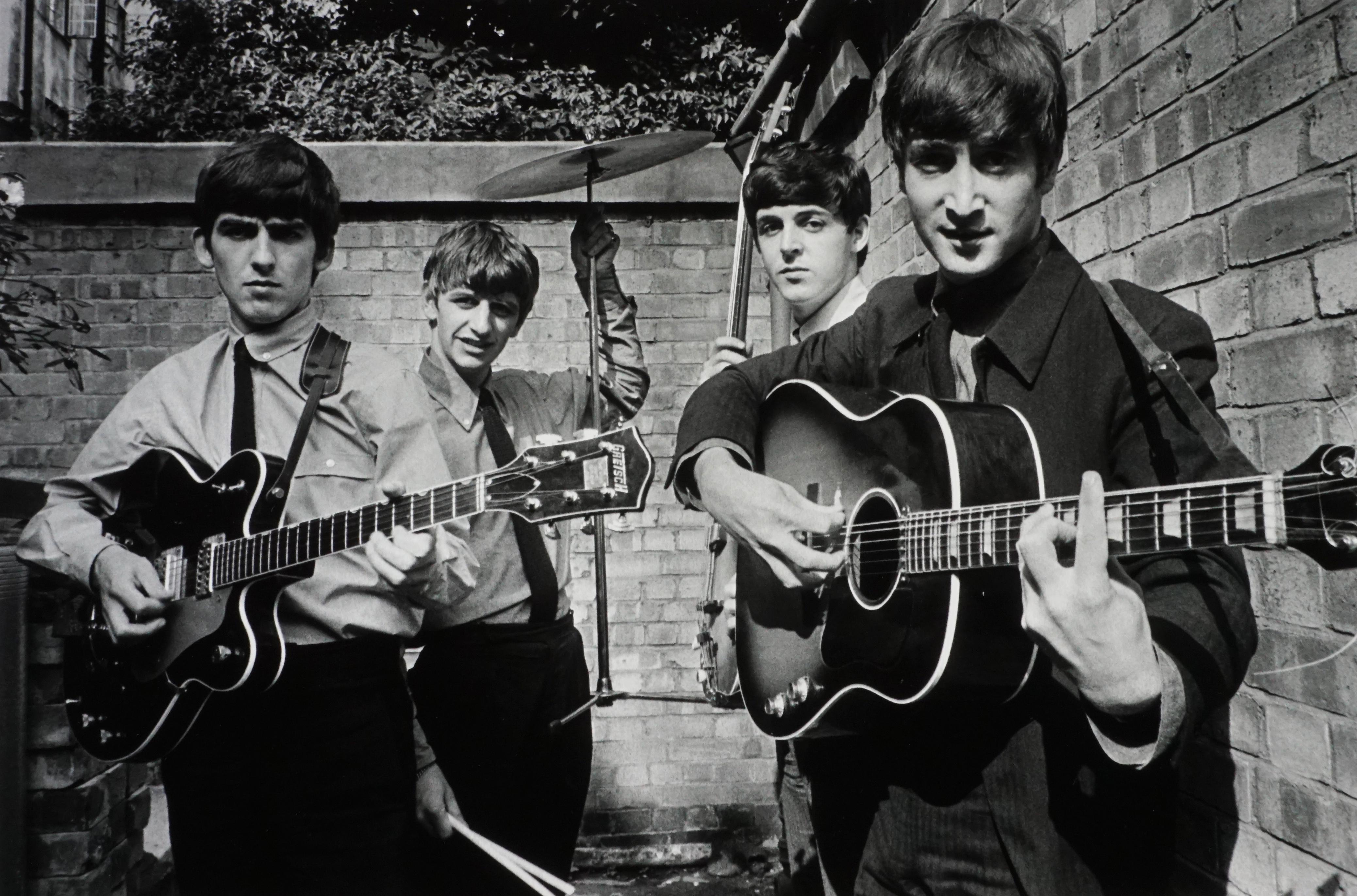 Terry O'Neill Black and White Photograph – The Beatles, Backyard in der Abbey Road, 1963