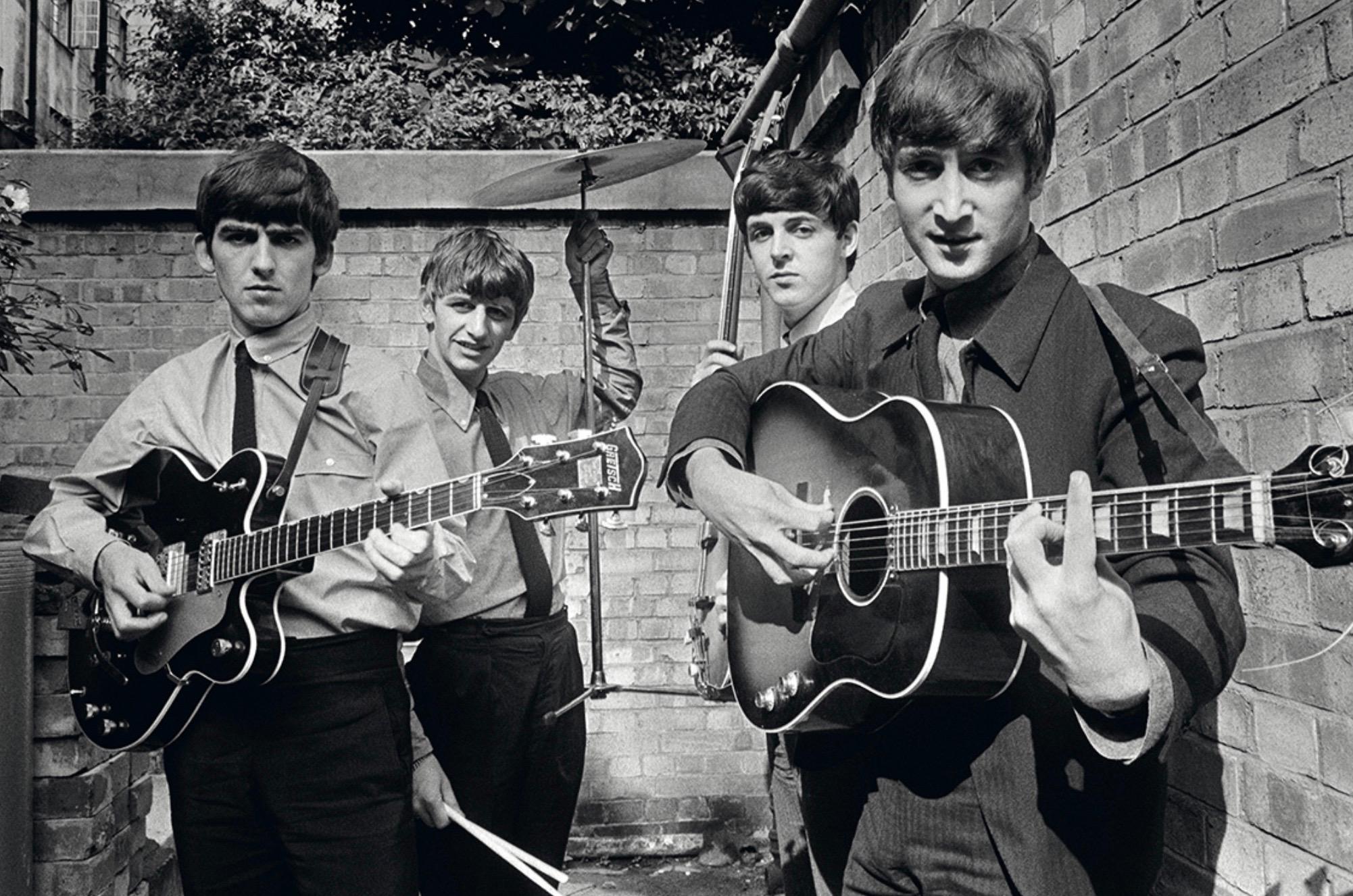 The Beatles im hinteren Garten der Abbey Road Studios  – Photograph von Terry O'Neill