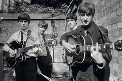 The Beatles en el patio trasero de los estudios Abbey Road