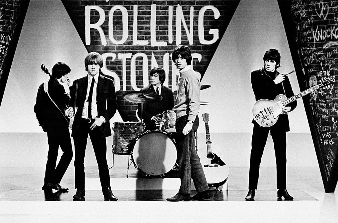 Les Rolling Stones, répétition télévisée, 1964 (Terry O'Neill)
Tirage à la gélatine argentique
16x20 : £2,100
20x24 : £2,700 
30x40 : £4,800 
48x72 : £12,000 
Édition en 50 exemplaires plus 10 épreuves d'artiste par format. Signature et numéro
