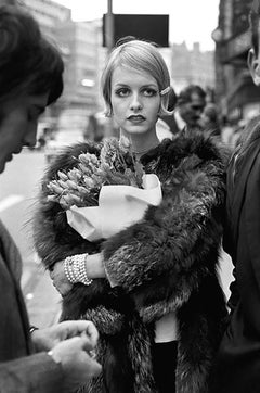 Twiggy with Flowers, 1966 (Terry O'Neill - Black and White Photography)