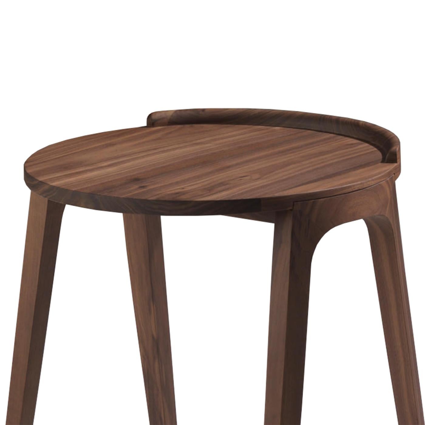 Side table terry all in solid
handcrafted walnut wood.