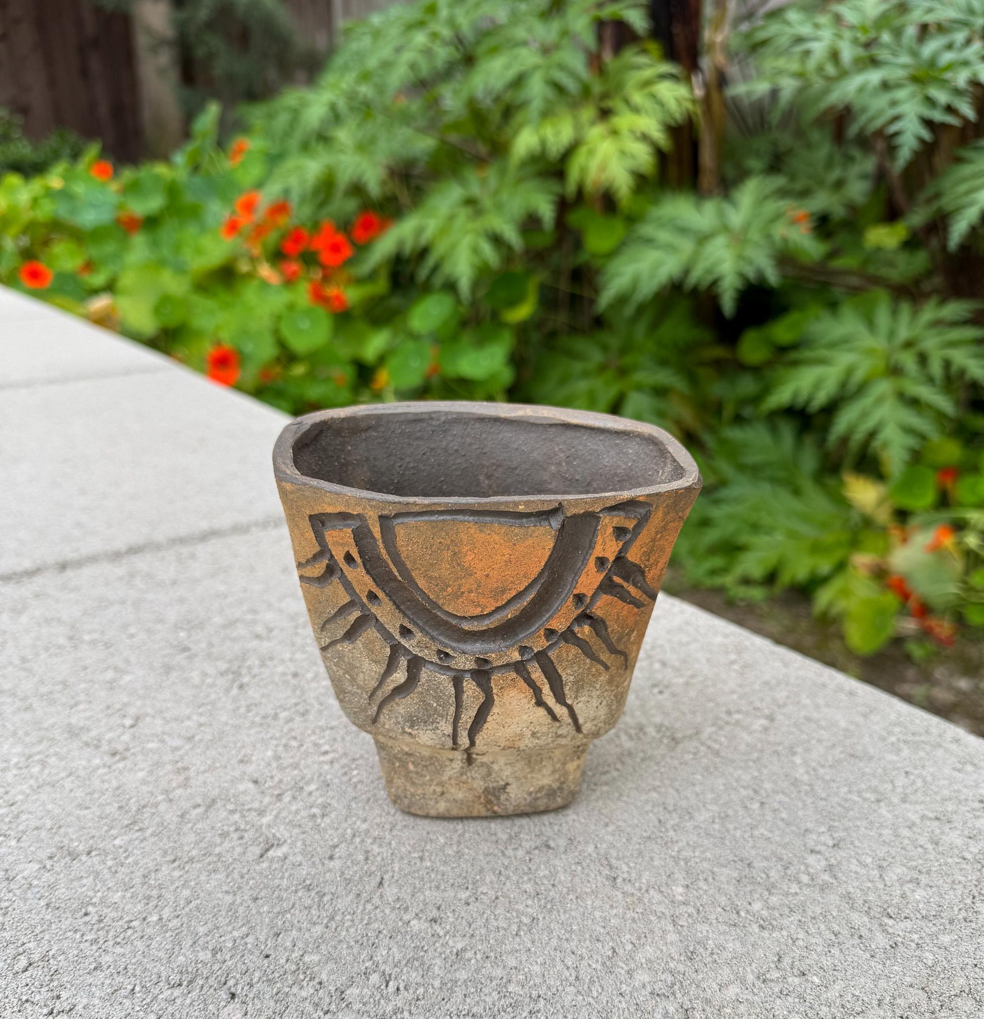 Jardinière en céramique à petite échelle Terry Stone, Arizona, 20e siècle.  Cette pièce est signée.  Terry Studio a travaillé pendant neuf ans dans l'atelier de céramique d'Arcosanti. 