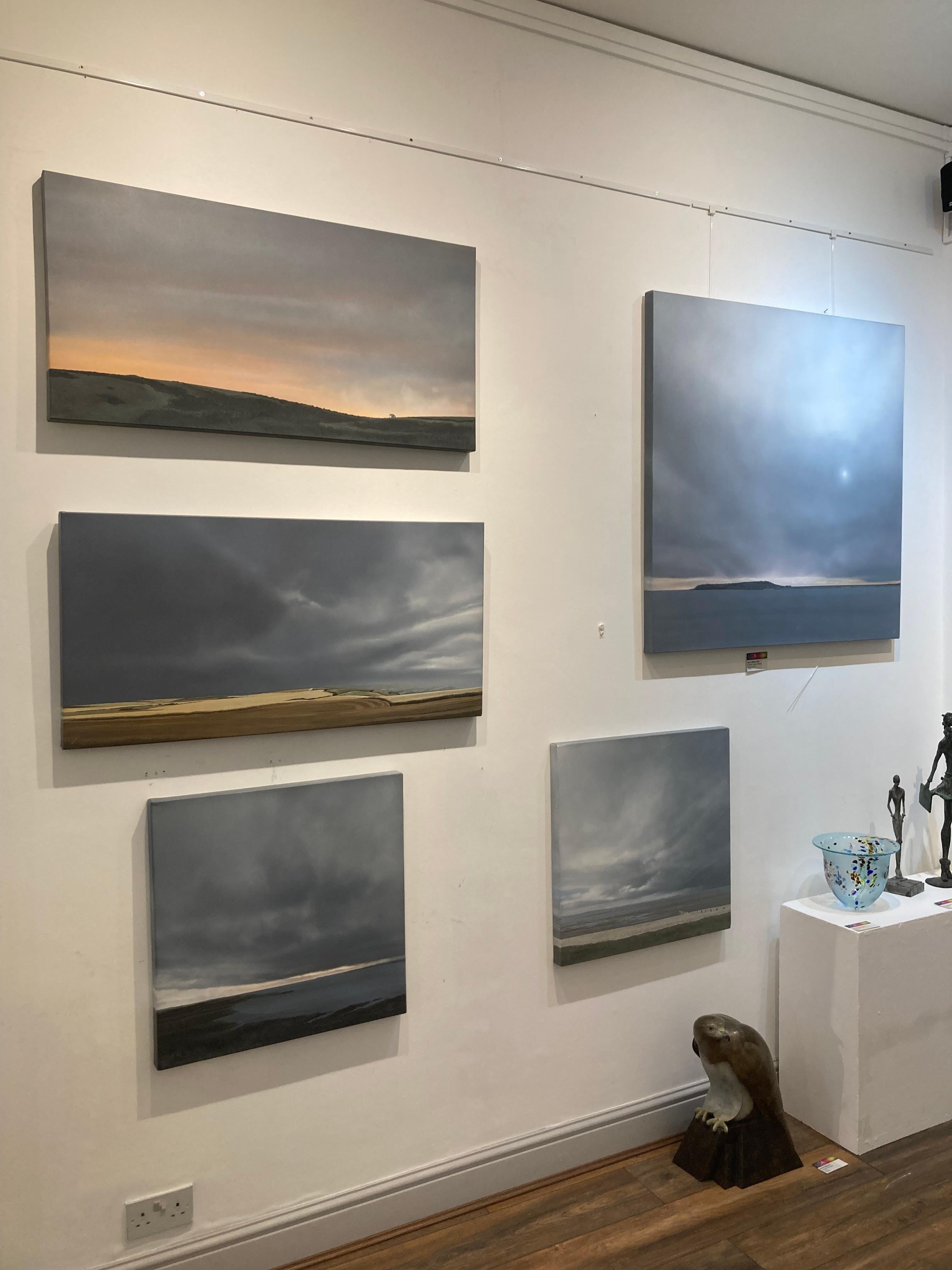Estuario con tempo mutevole - dipinto contemporaneo di un paesaggio balneare in vendita 3