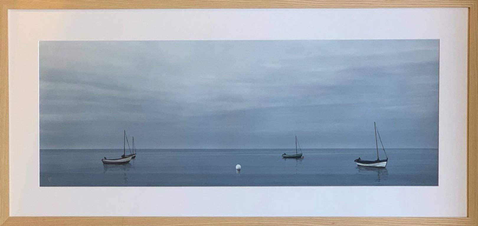 Dawn with Boats gris - peinture contemporaine de paysage de plage de bord de mer - Contemporain Painting par Terry Watts