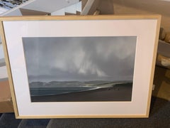 Gaviotas en la playa de Chesil - pintura acrílica sobre papel de un paisaje marino nublado de Dorset