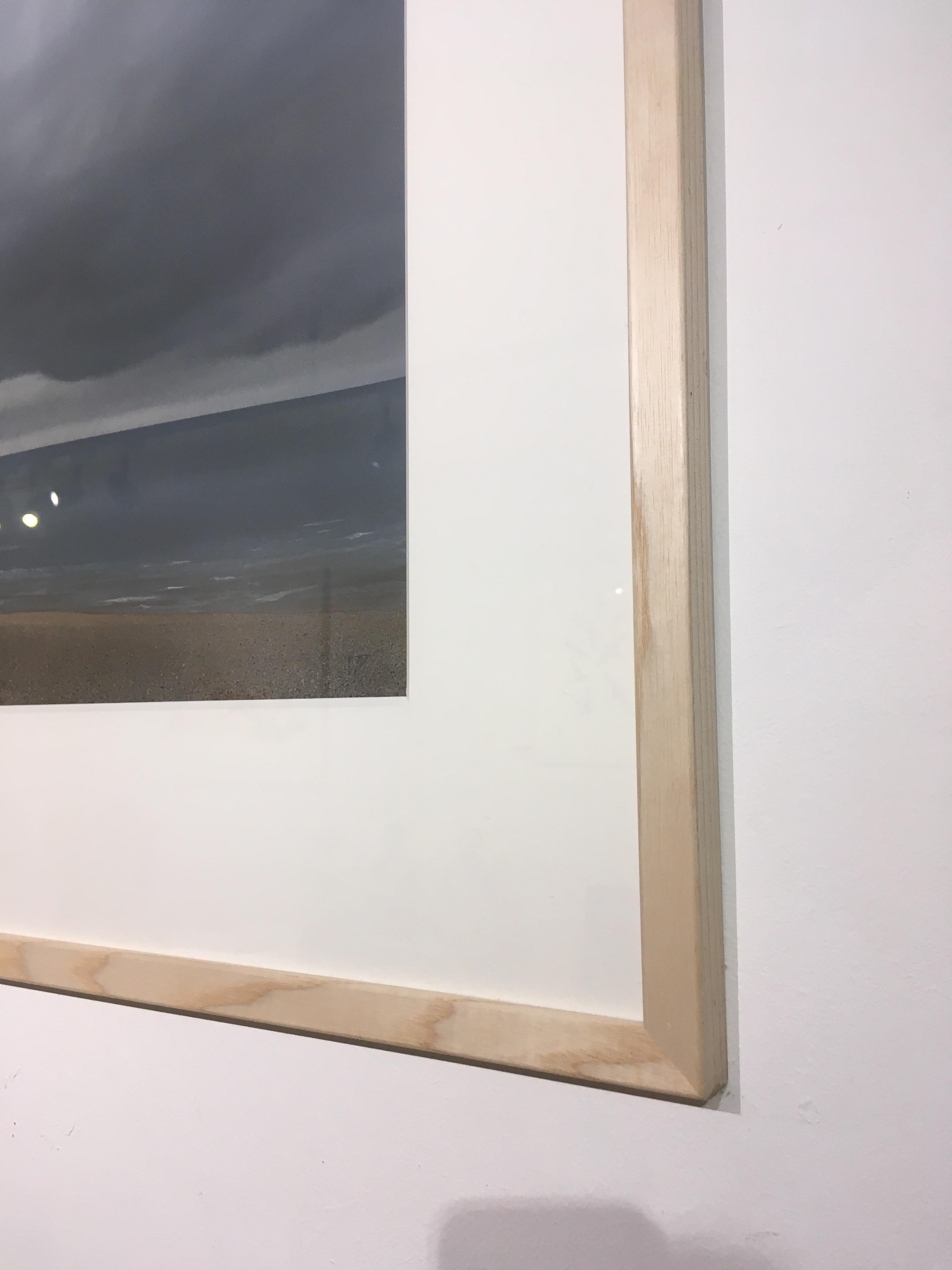 Whitstable Graues zeitgenössisches Acryl Airbrush-Gemälde Meereslandschaften Wolken Boot Meer  im Angebot 1