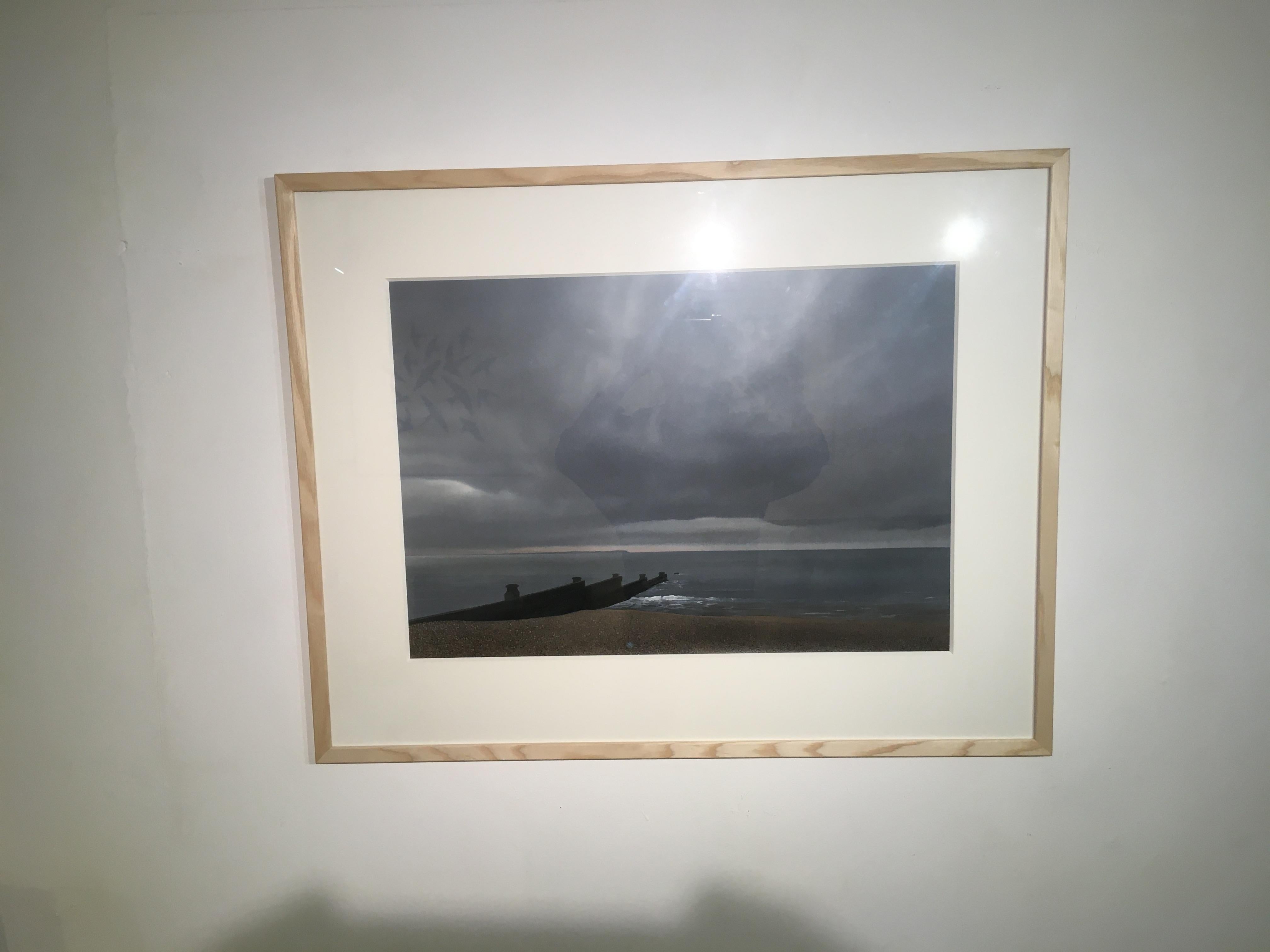 Whitstable Graues zeitgenössisches Acryl Airbrush-Gemälde Meereslandschaften Wolken Boot Meer  (Zeitgenössisch), Painting, von Terry Watts
