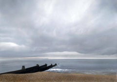 Peinture à l'aérographe acrylique grise contemporaine de Whitstable - Paysage marin, nuages, bateau et mer 