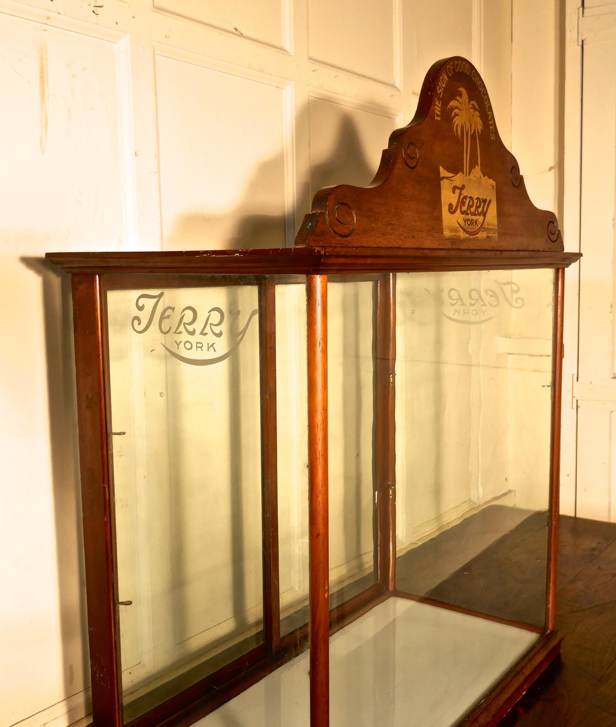 Terry’s of York Chocolate Confectionary Display Cabinet     In Good Condition For Sale In Chillerton, Isle of Wight