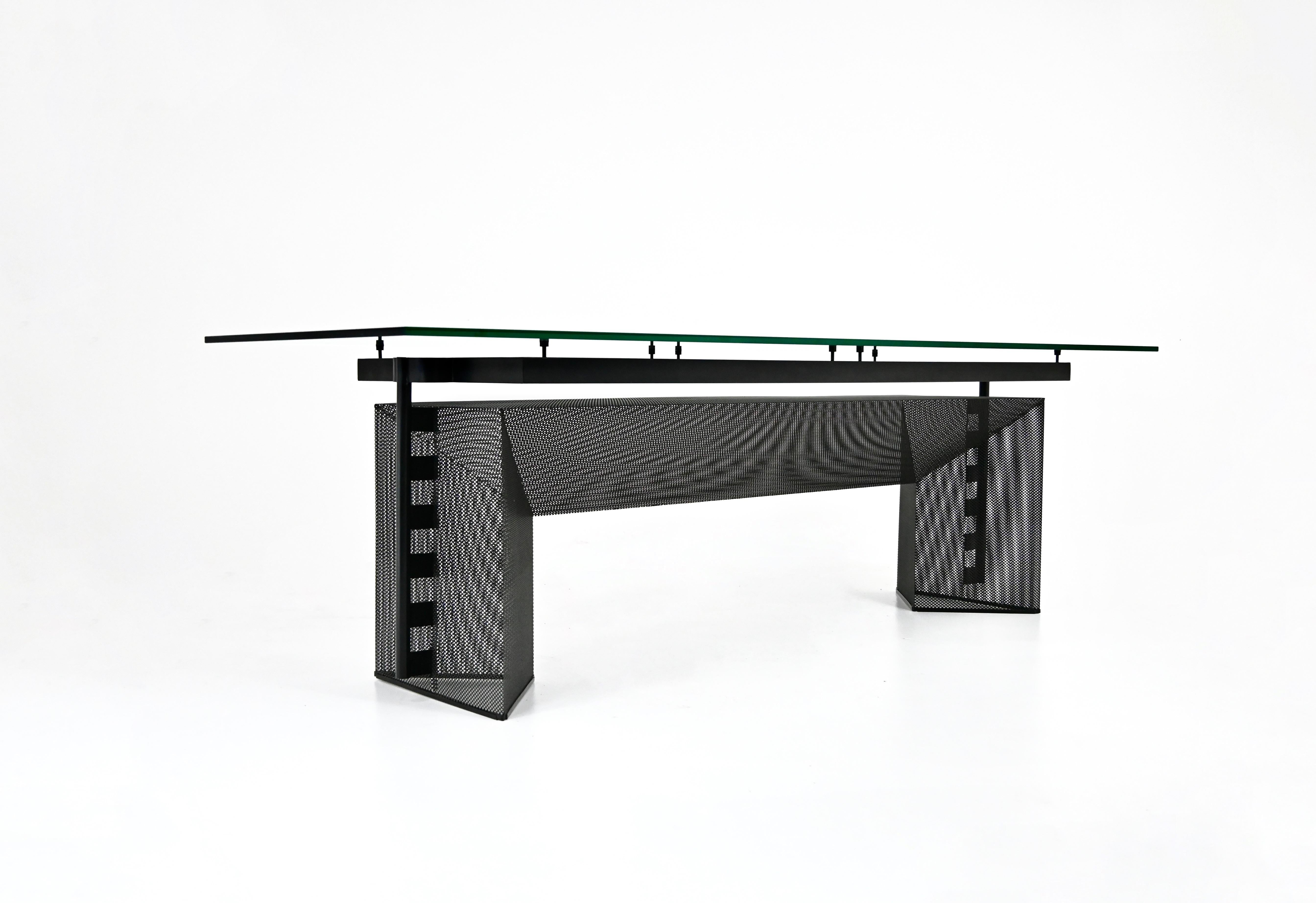 Black metal table with glass top designed by Mario Botta for Alias. Tesi model. Wear due to time and age.
FOR SHIPPING, REQUEST US FOR RECEIVE THE BEST PRICE
