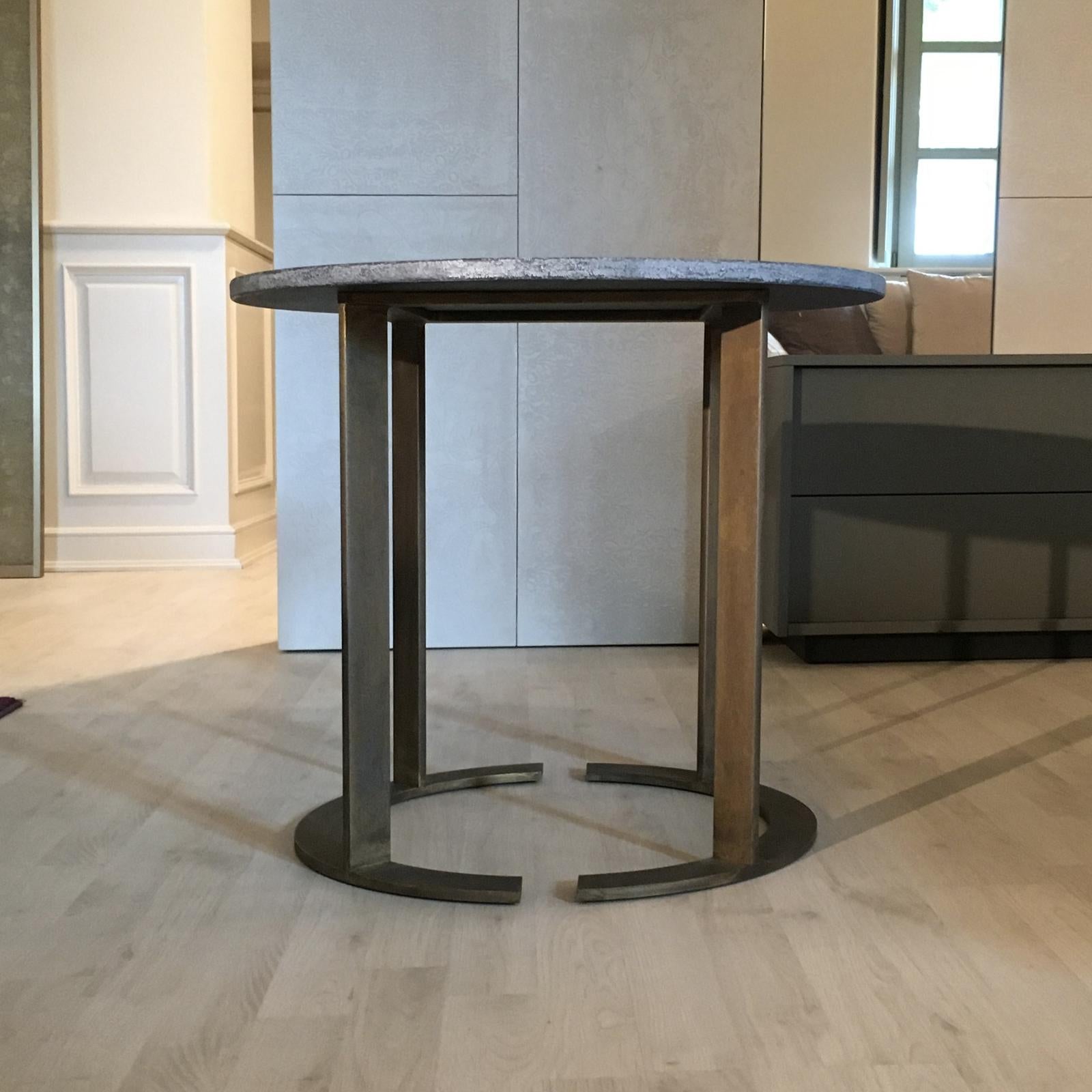 Simple and sophisticated, this side table will complement an elegant living room or study and will equally suit a classic and a contemporary decor. Its minimalist silhouette features a 10 mm-thick structure with four legs supported by two