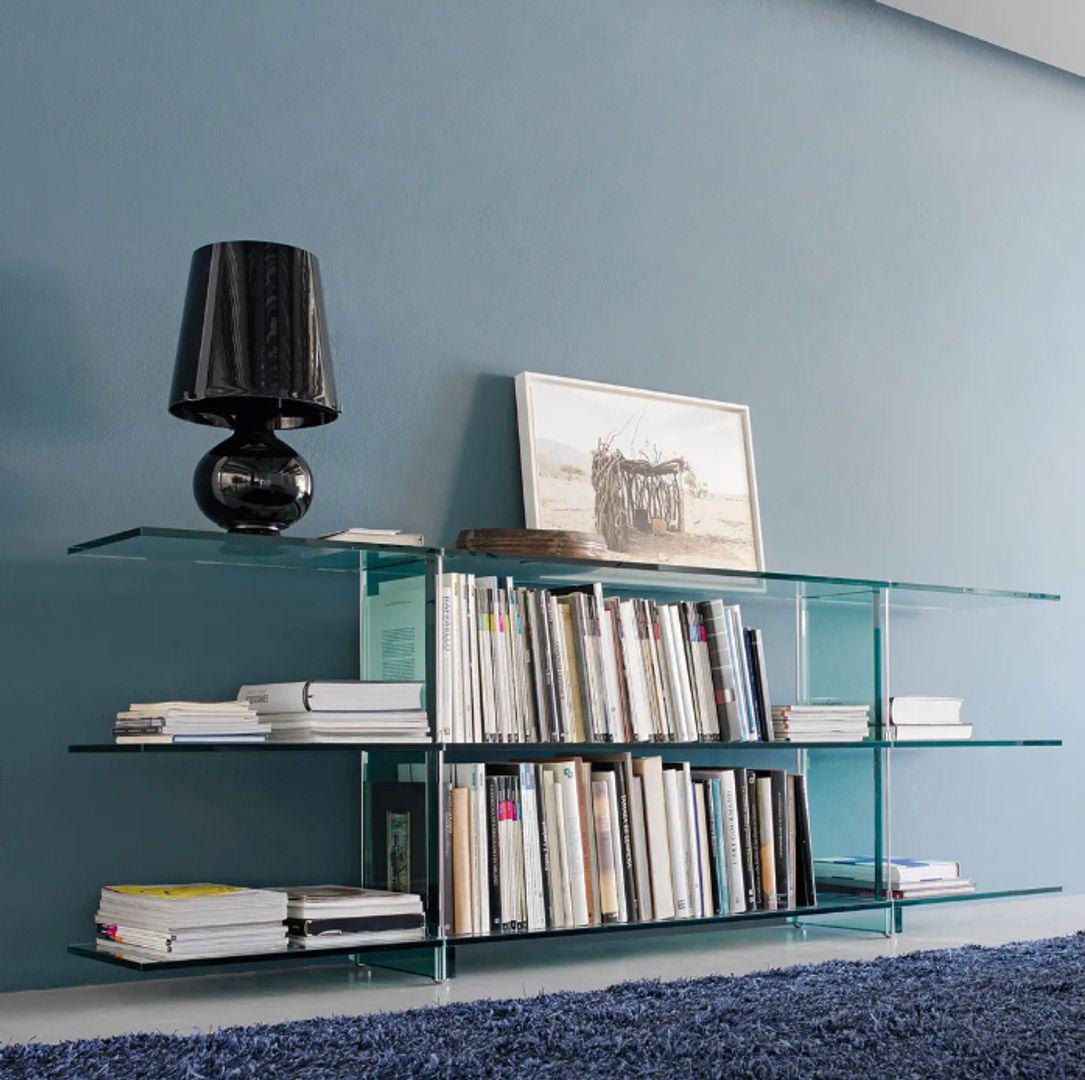 Renzo Piano debütierte mit einer koordinierten Einrichtungslinie für FontanaArte, bei der nur ein einziges MATERIAL verwendet wurde: Glas, Symbol der Produktionsgeschichte des Unternehmens. Eine sehr schöne Collection, die Tisch, Bücherregal und