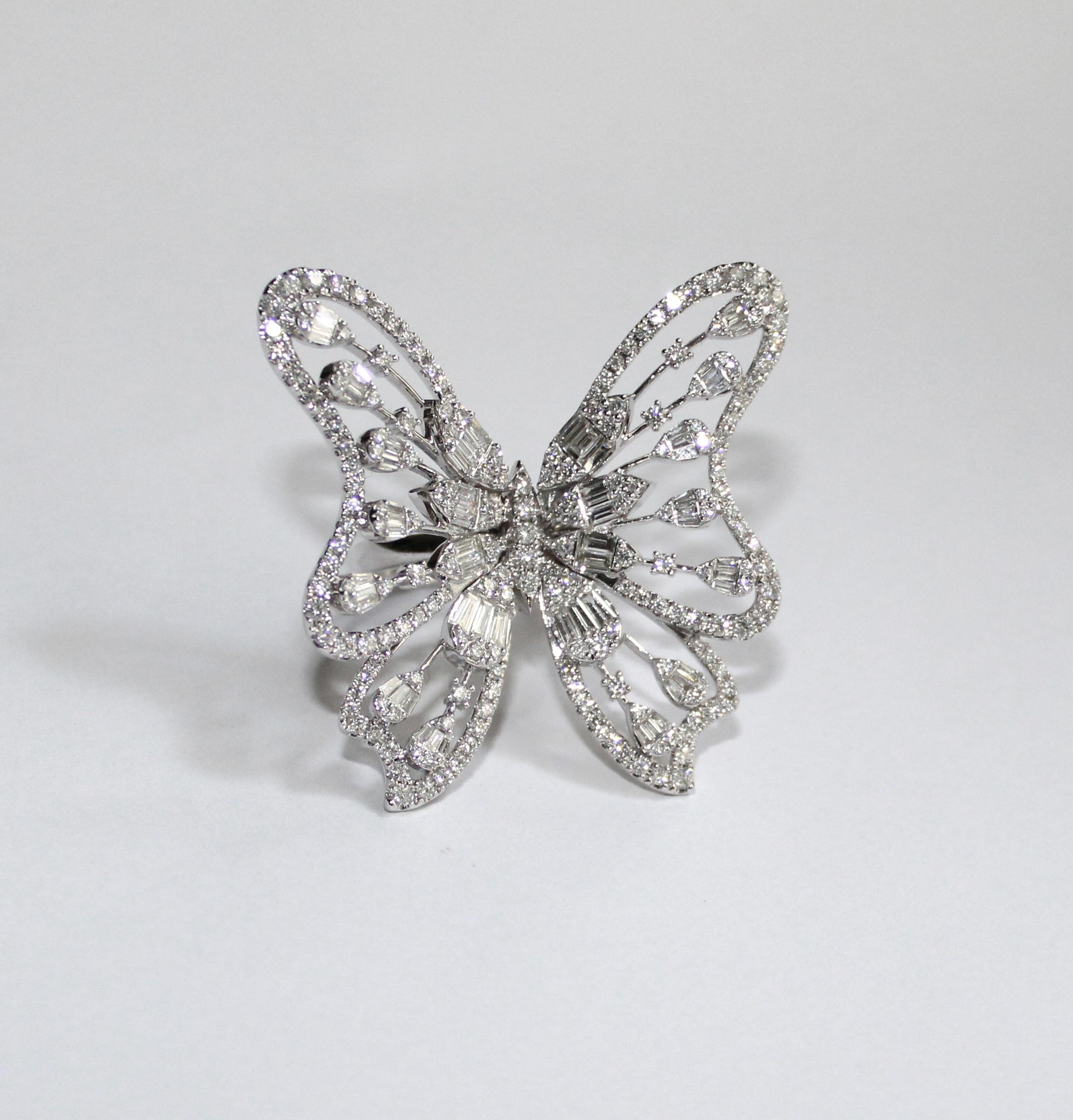 Exceptional delicate 18K white gold round and baguette diamond cocktail ring in the shape of a butterfly.

The butterfly has a hidden clasp, which can be undone to easily transform the ring into a pendant. The pendant comes with an extra fine 18K