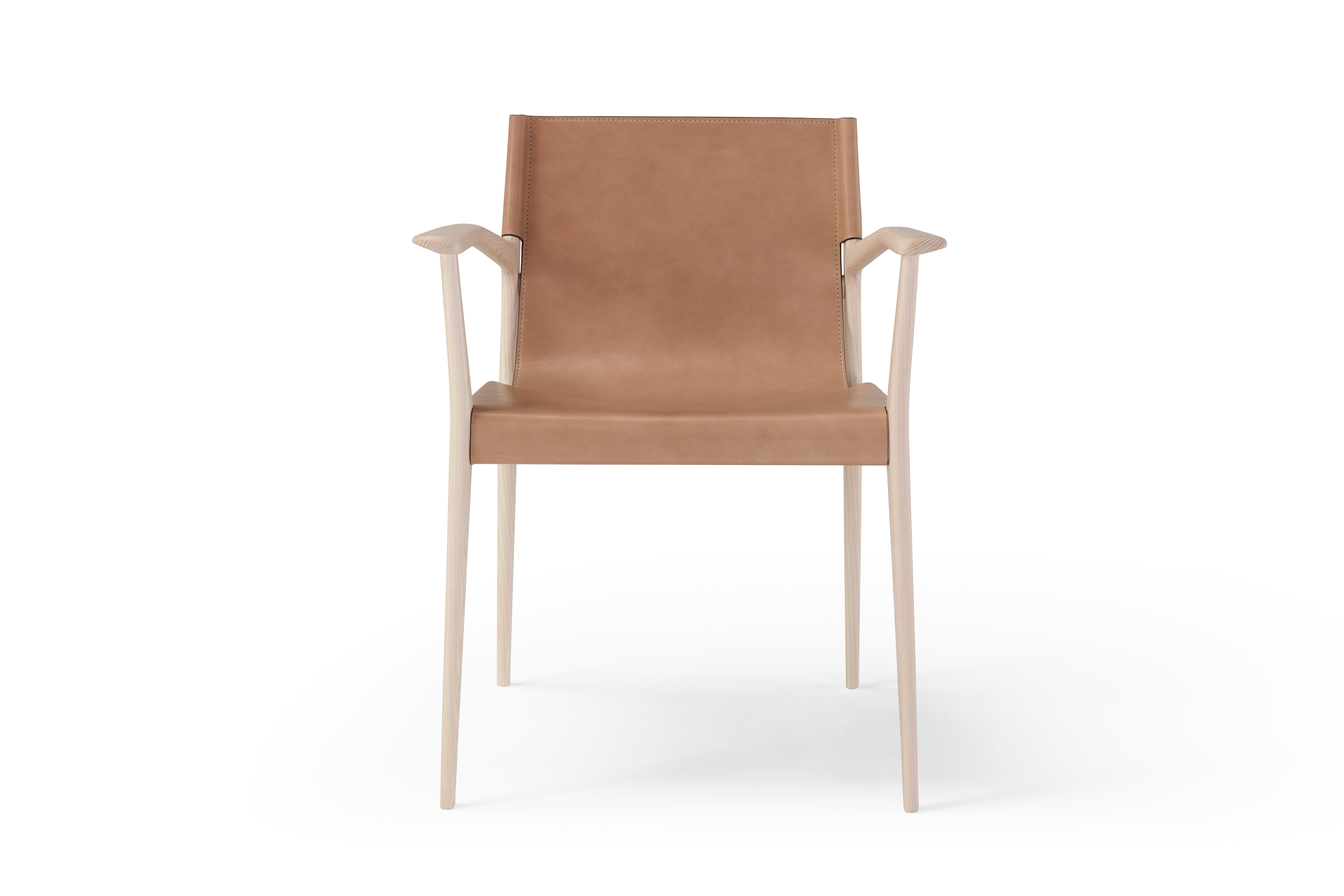 TESSA solid wood and cuoio chair, already from its name, it reminds the ability to blend and weave together fluidity, lightness and materiality. The wooden structure is sinuous and slender, but strong and stable at the same time, thanks to the