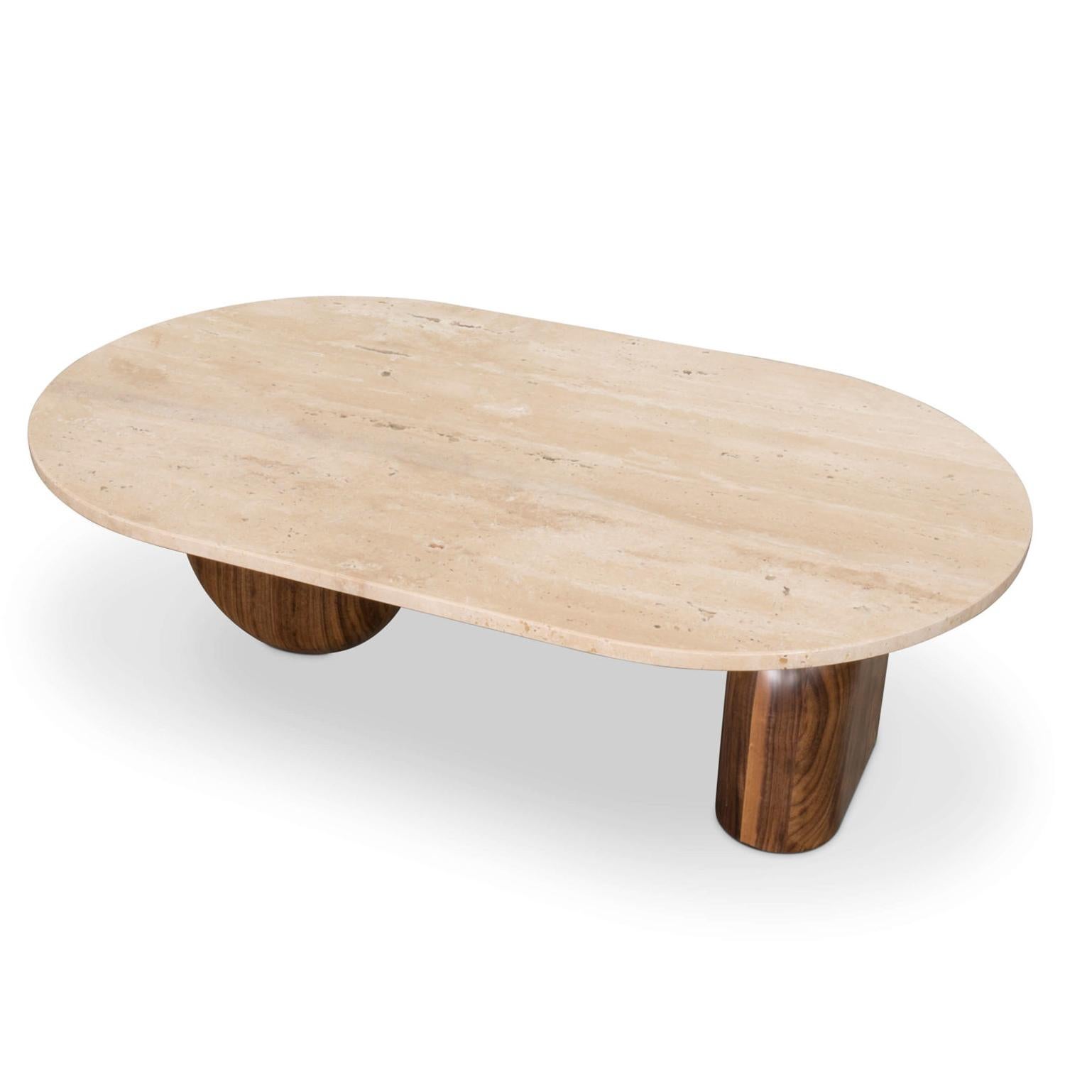 Table basse tessa large en noyer massif 
avec des bases en bois et un plateau en travertin.
Compte tenu de la conception de la pièce, cette table basse 
doit être placé sur un sol plat, cette conception 
comprend que le tableau n'est pas