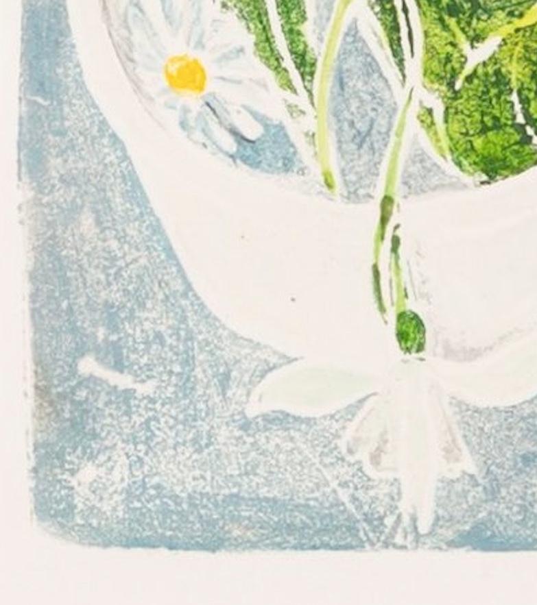 Sin título (Flores de primavera), 1989 - Impresión de bodegón de espuma de poliestireno con azul y blanco - Still-Life Painting Gris de Tessa Newcomb