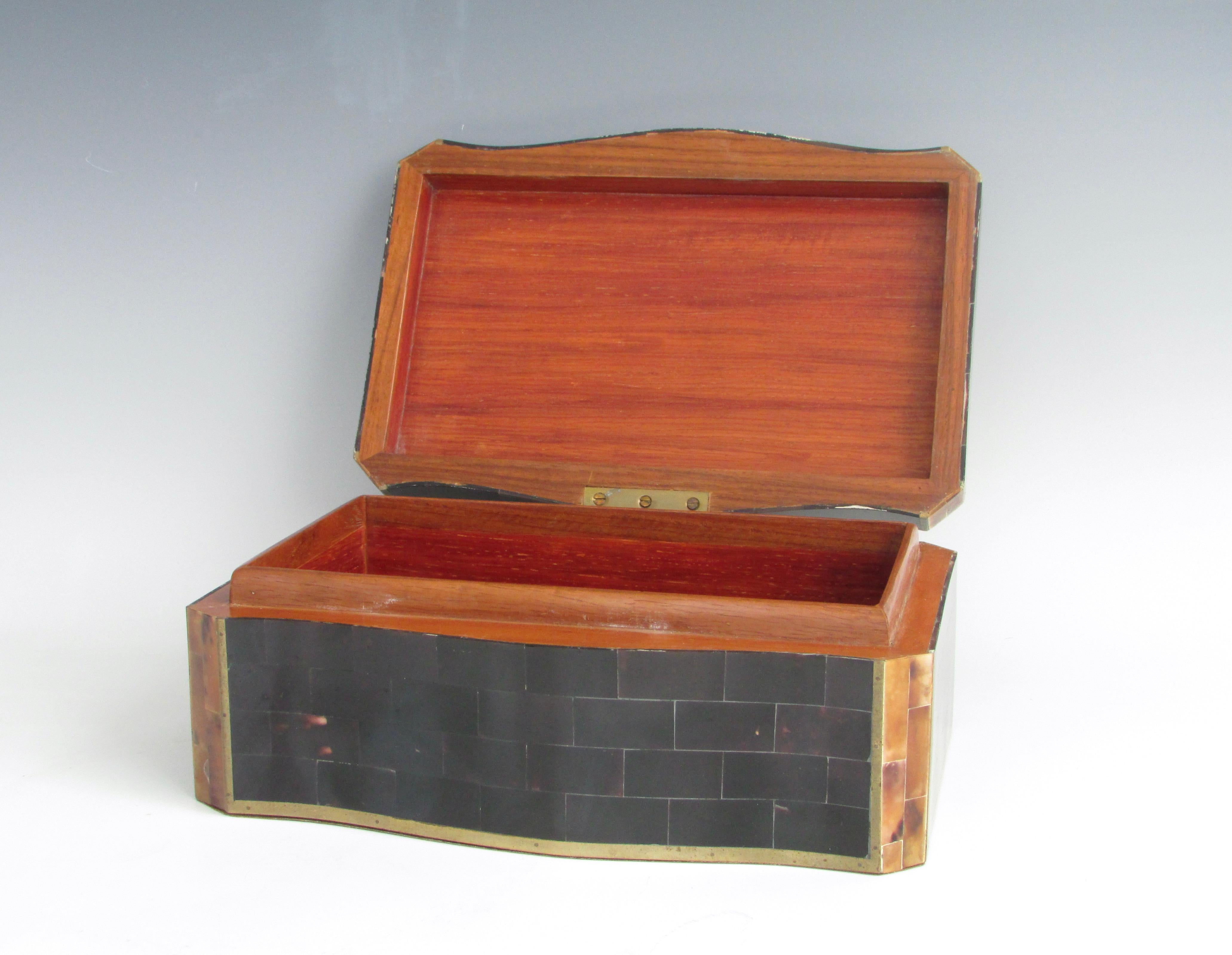 Mosaikierte Maitland Smith Faux Horn Gentleman's Dresser Box (amerikanisch) im Angebot