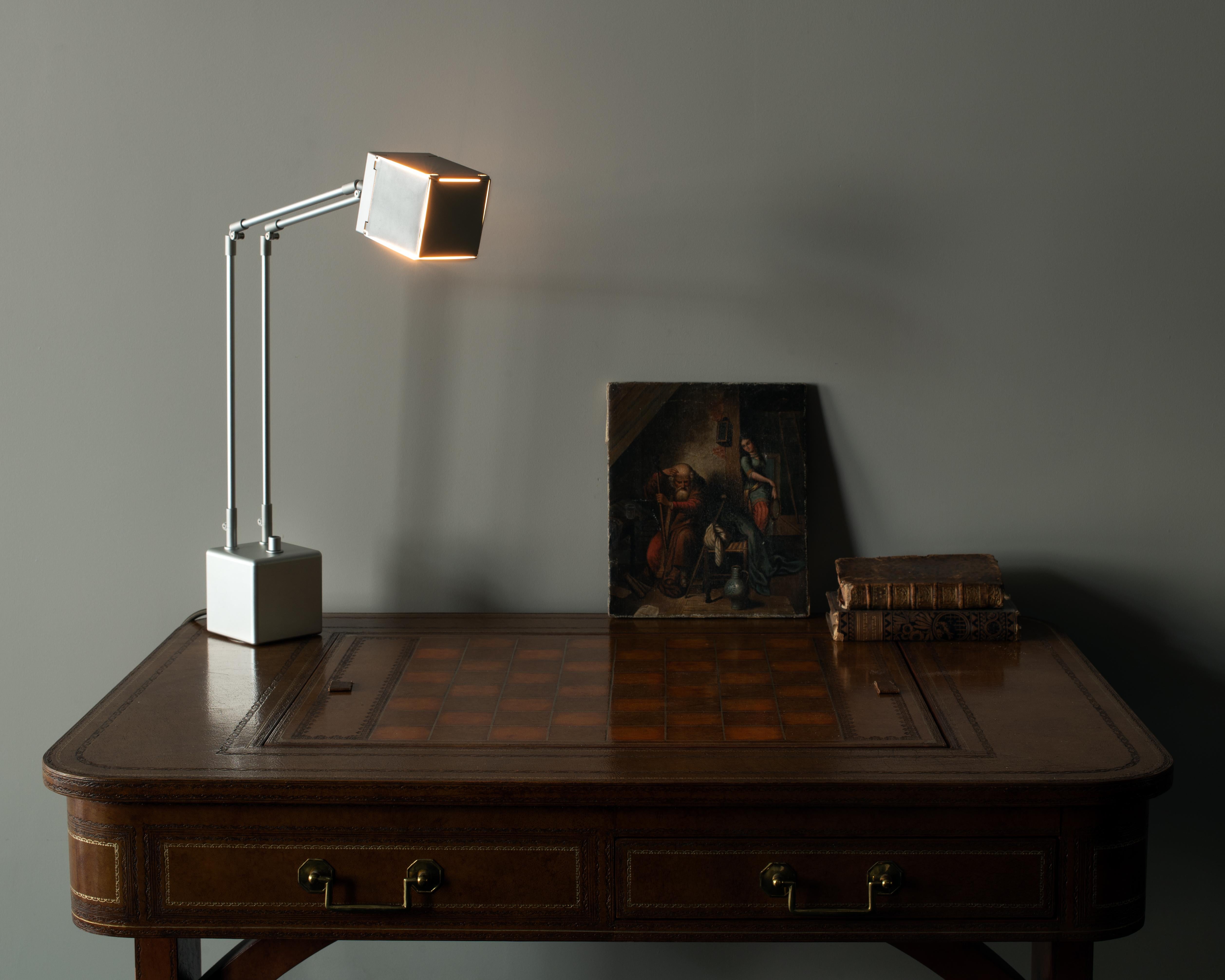 Polished Téssara Aktís Desk Lamp For Sale