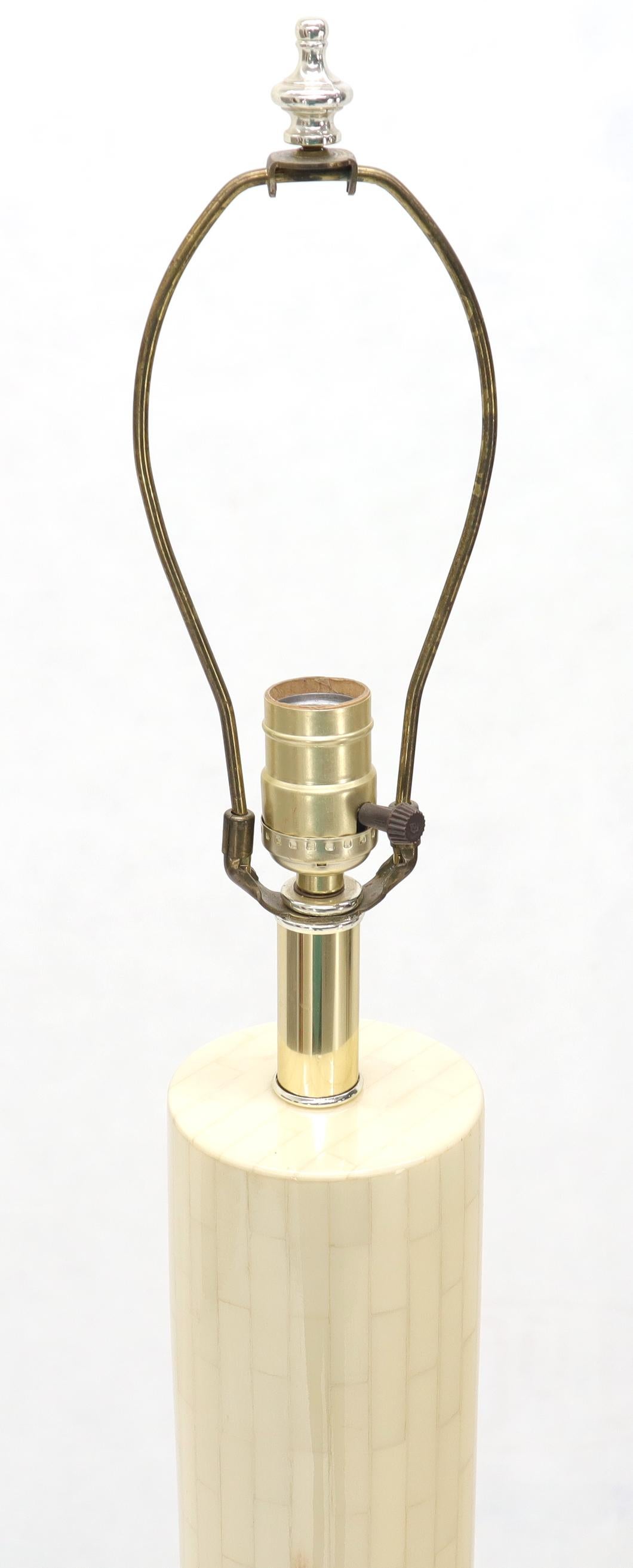 20ième siècle Lampadaire cylindrique en os tesselé en vente