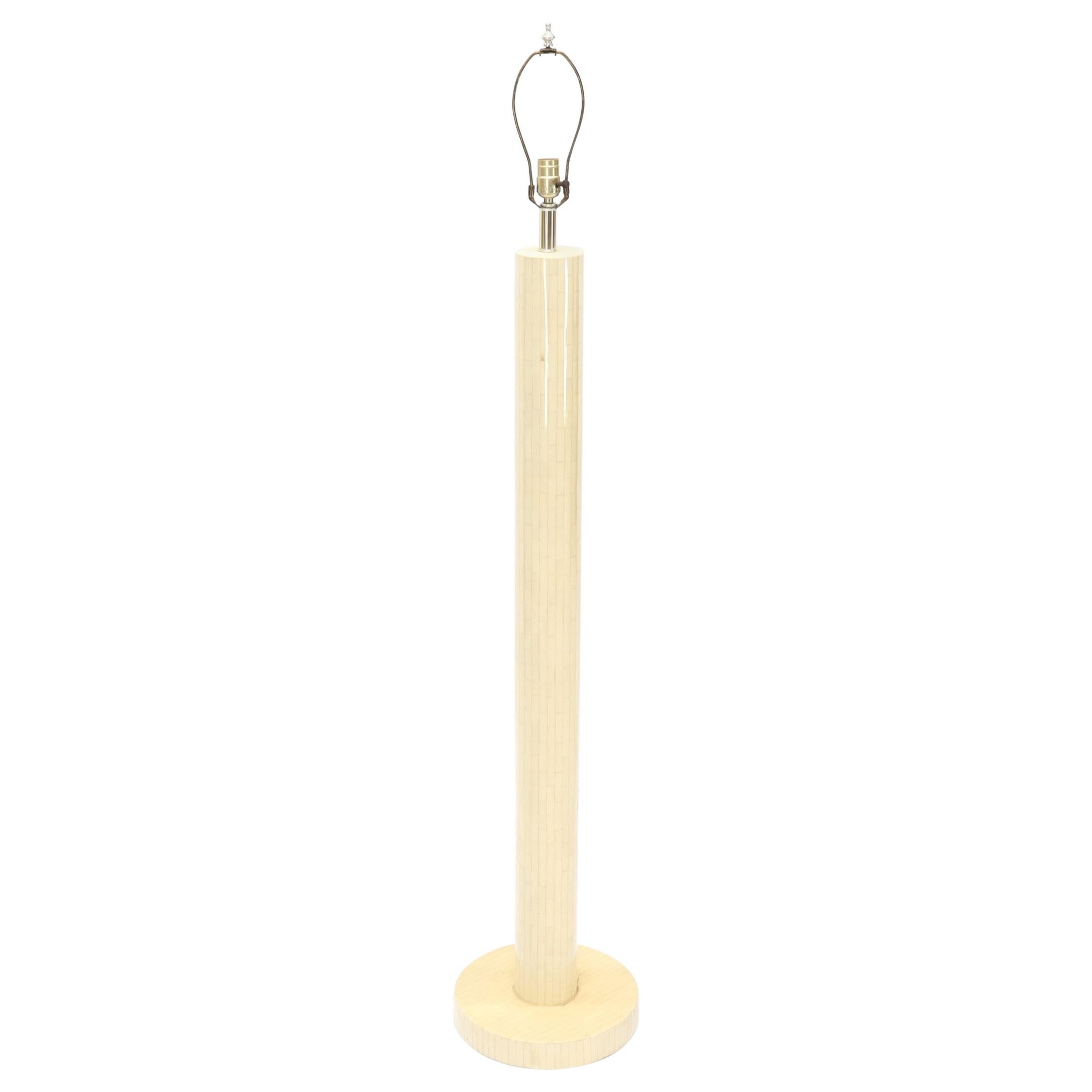 Lampadaire cylindrique en os tesselé en vente