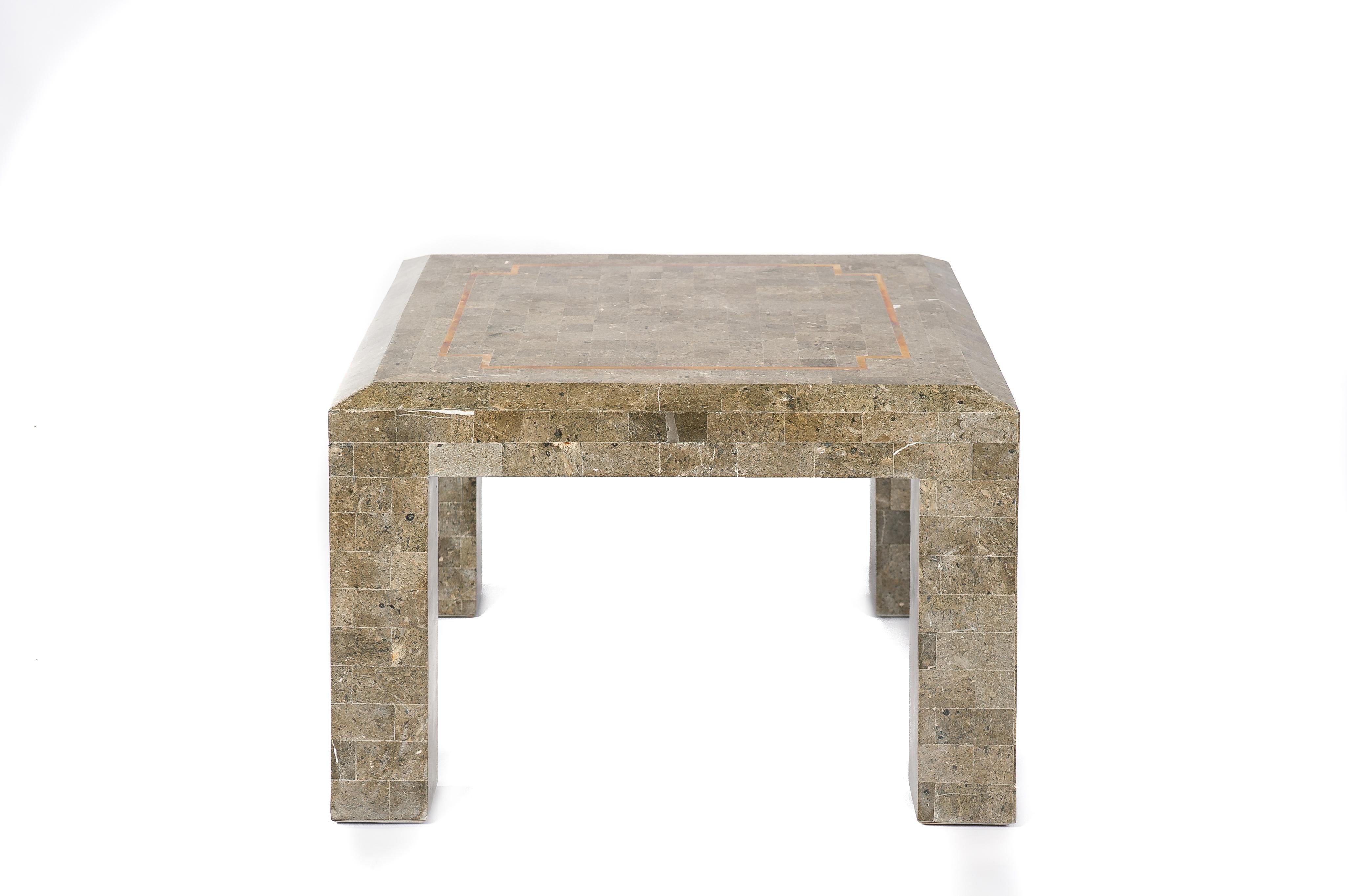 Néoclassique Table basse en pierre fossile tesselée et laiton incrusté de Maitland Smith en vente