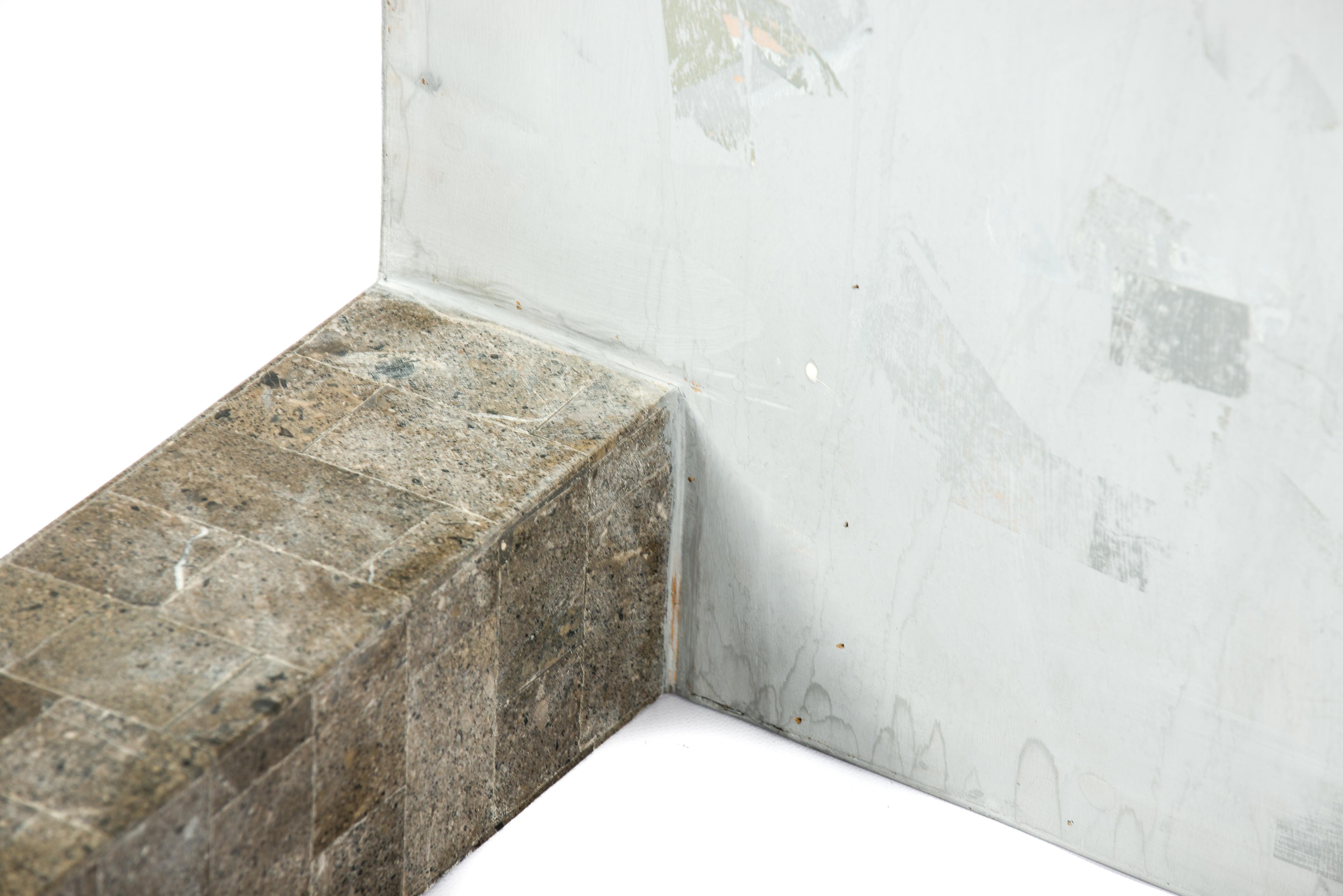 Table basse en pierre fossile tesselée et laiton incrusté de Maitland Smith en vente 1
