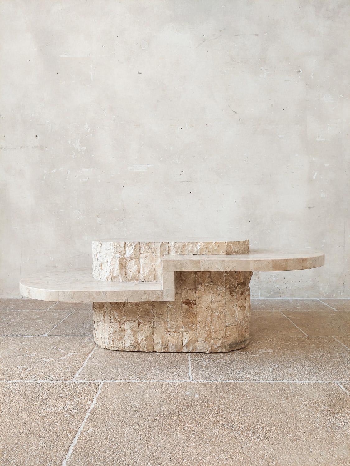 Mesa de centro vintage Magnussen Ponte, estilo Maitland Smith, años 70. Esta mesa de cóctel tiene forma ovalada con 3 superficies de diferente altura, lo que la hace apta para muchos usos. El sutil color crema y beige realza el aspecto orgánico de