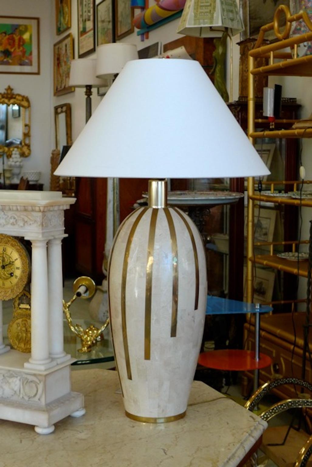 Américain Lampe en pierre tesselée et laiton de Robert Marcius pour Lamp Lee en vente