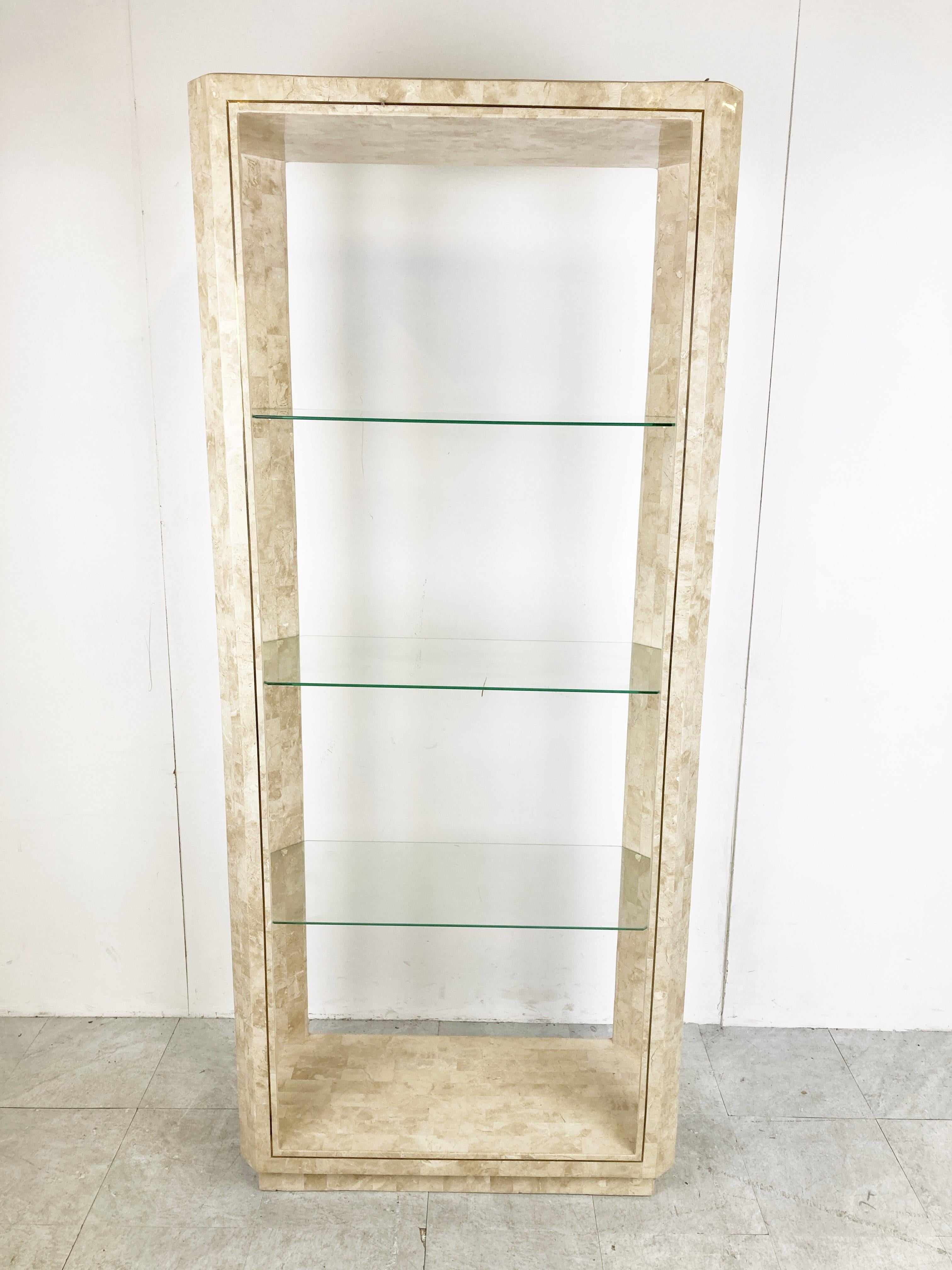 Vintage tesselated stone étagere with glass shelves and inlaid brass.

Timeless piece, ideal to display your items.

1980s - Unknown country

Very good condition

Dimensions:
Height: 187cm/73.62