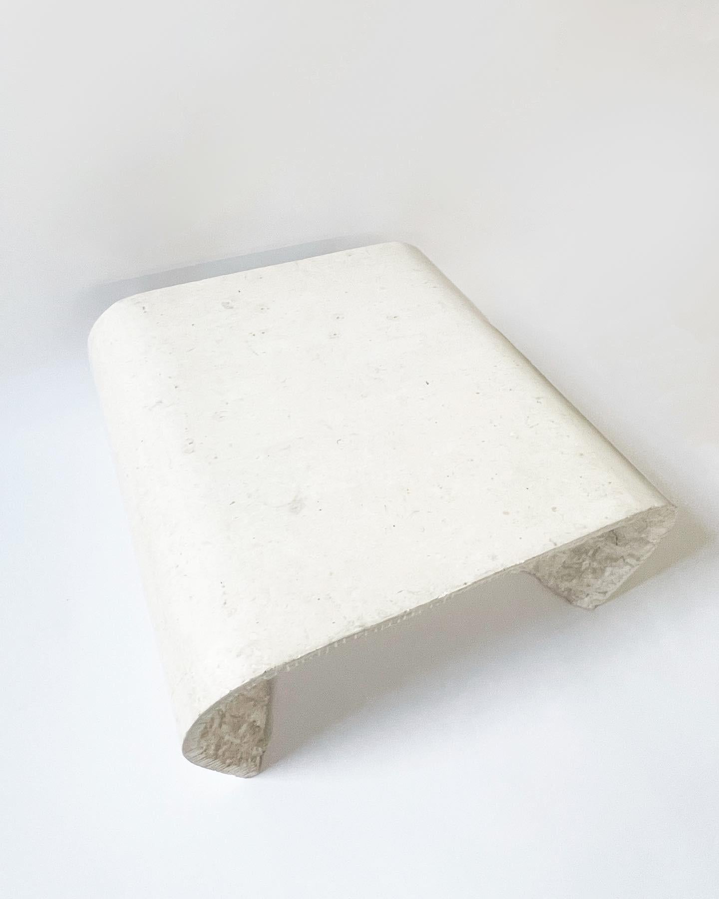 Magnifique table basse en pierre de travertin tessellée en forme de cascade moderne. Quelques traces d'usure en surface et en dessous comme sur la photo, mais globalement en très bon état pour son âge.