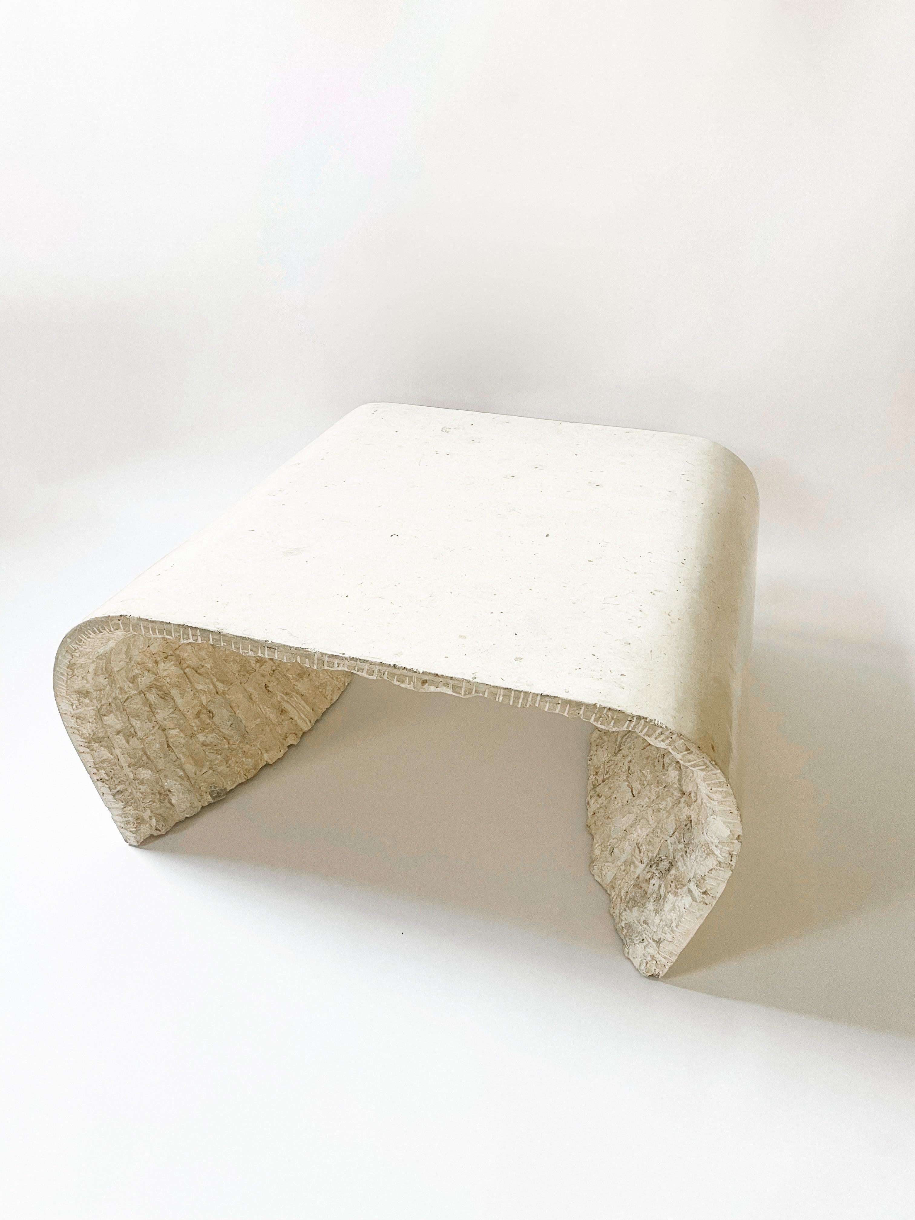 Nord-américain Table basse en forme de cascade en pierre tesselée en vente