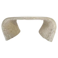 Table basse en forme de cascade en pierre tesselée