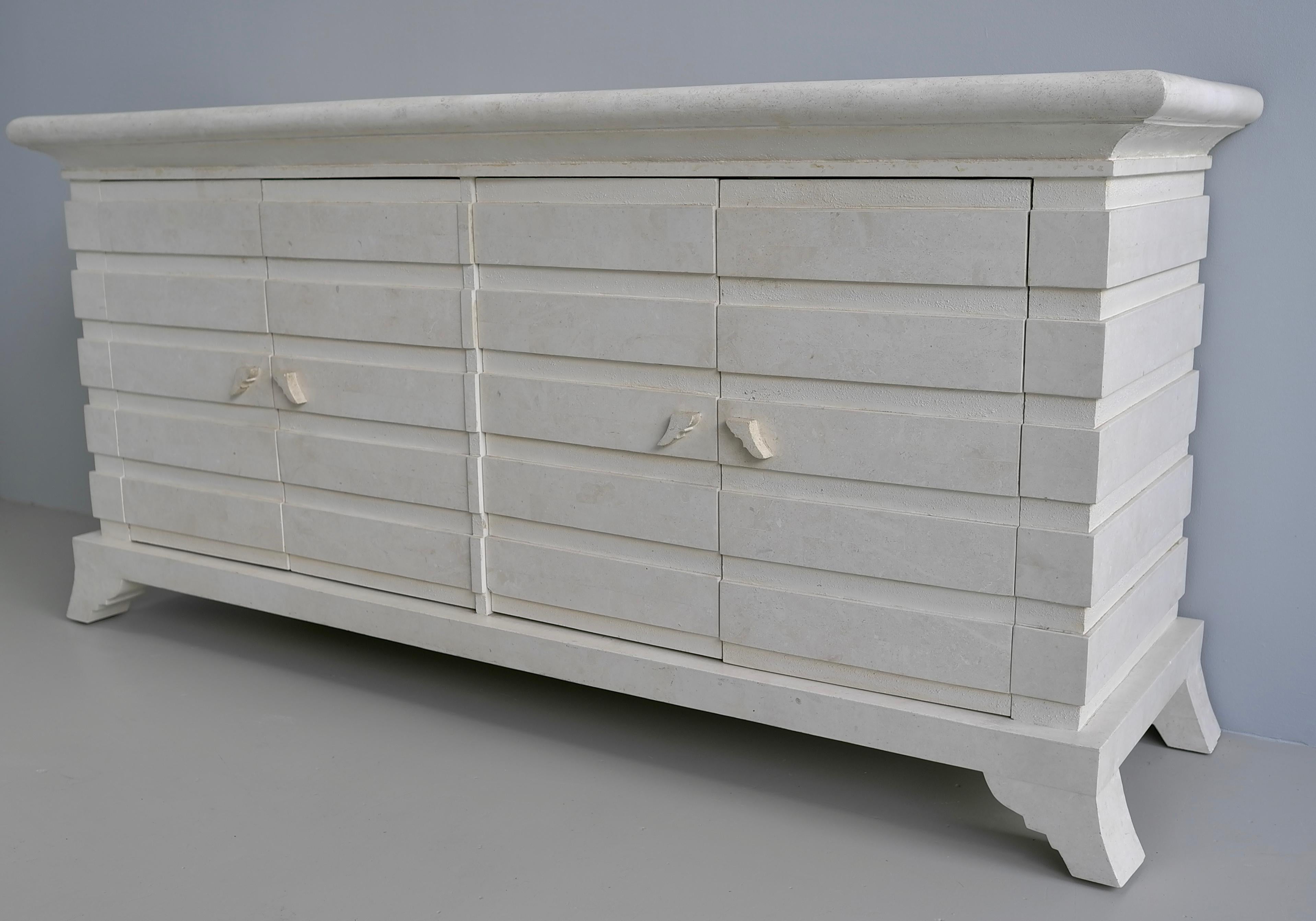 italien Buffet à tesselles en pierre blanche, Mid-Century Modernity, Italie circa 1975 en vente