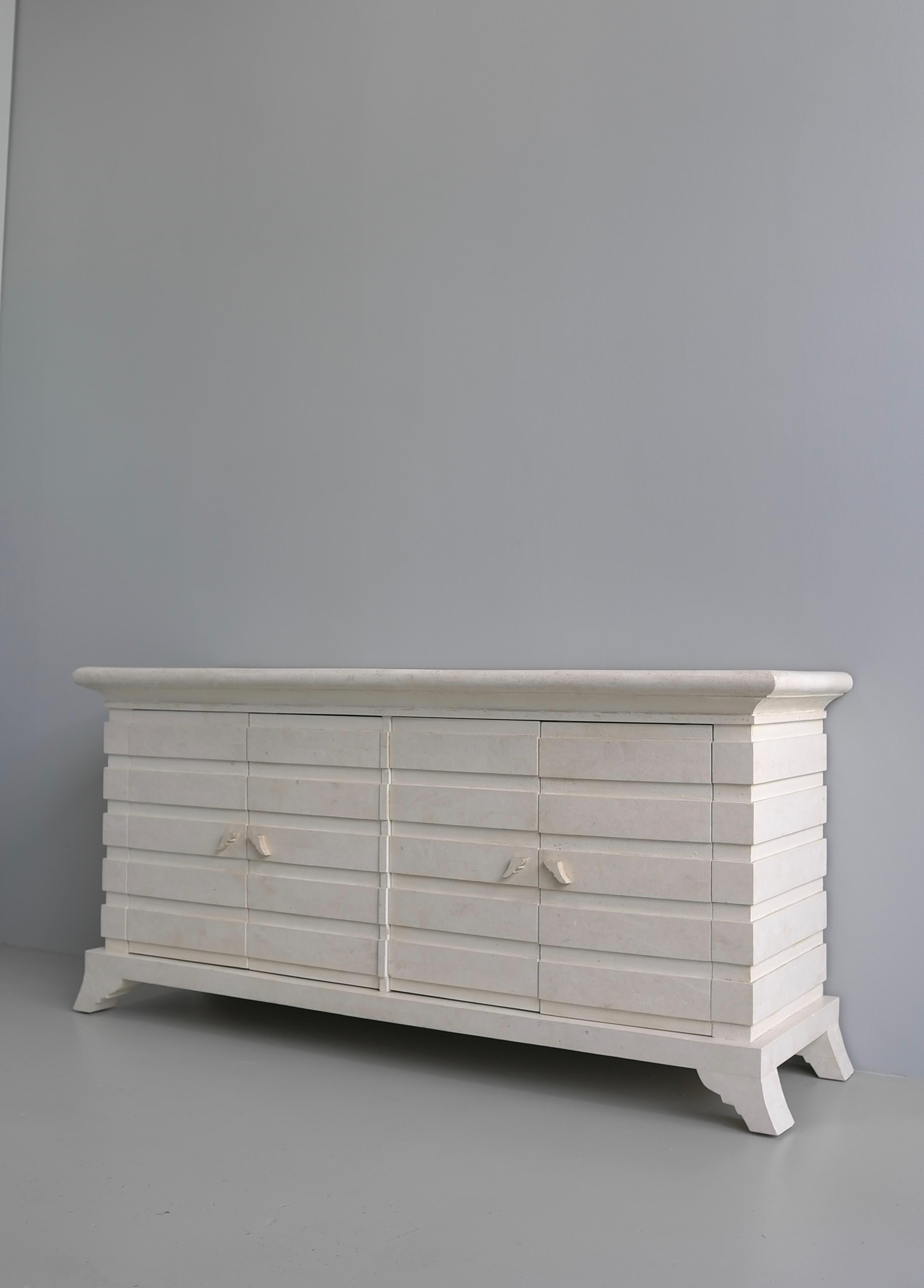 Fin du 20e siècle Buffet à tesselles en pierre blanche, Mid-Century Modernity, Italie circa 1975 en vente