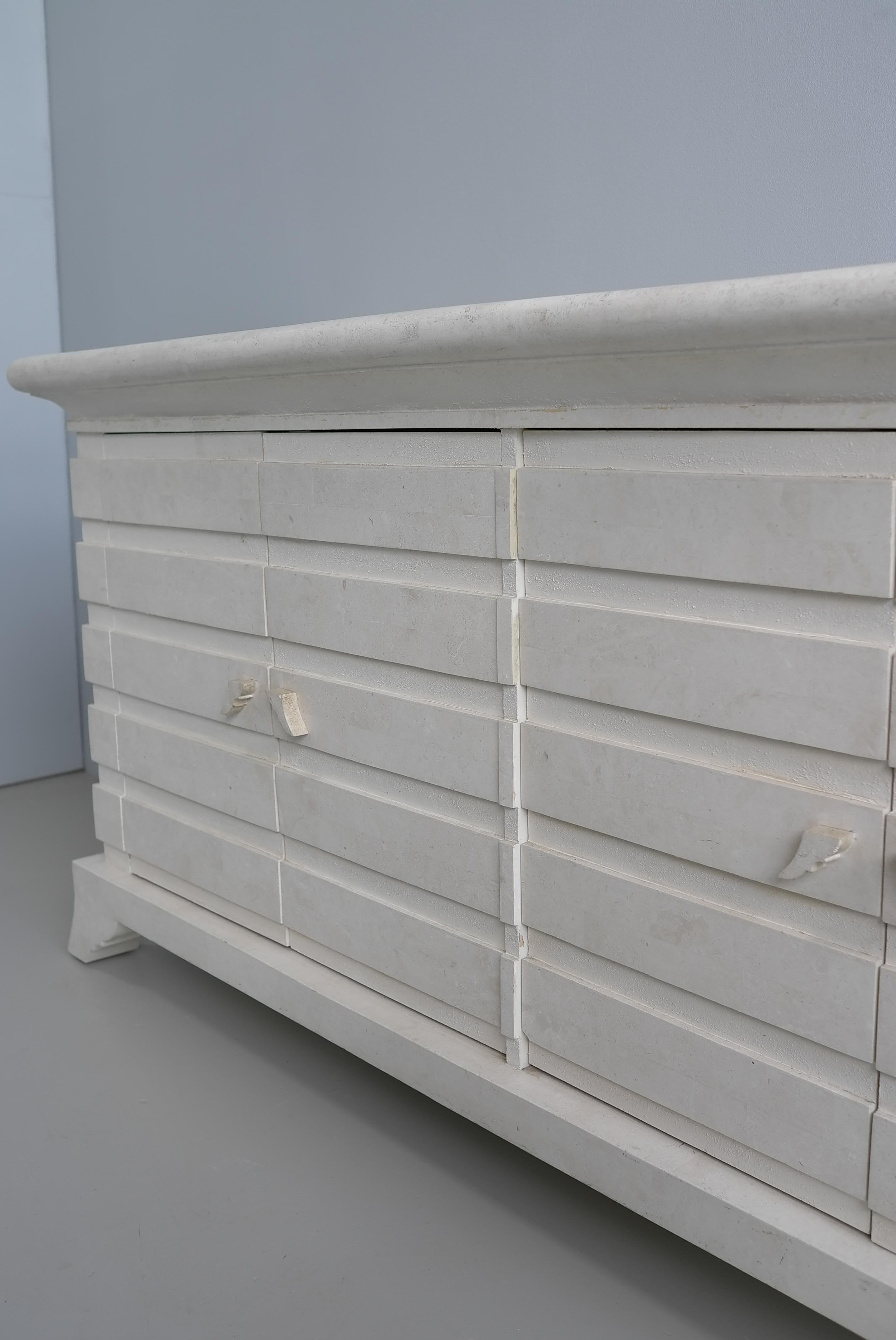 Buffet à tesselles en pierre blanche, Mid-Century Modernity, Italie circa 1975 en vente 3