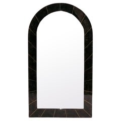 Specchio ad arco tessellato nello stile di Karl Springer 43,25" H. x 24" L.