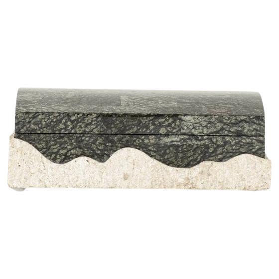 Caja de piedra negra teselada