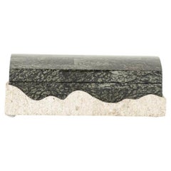Caja de piedra negra teselada