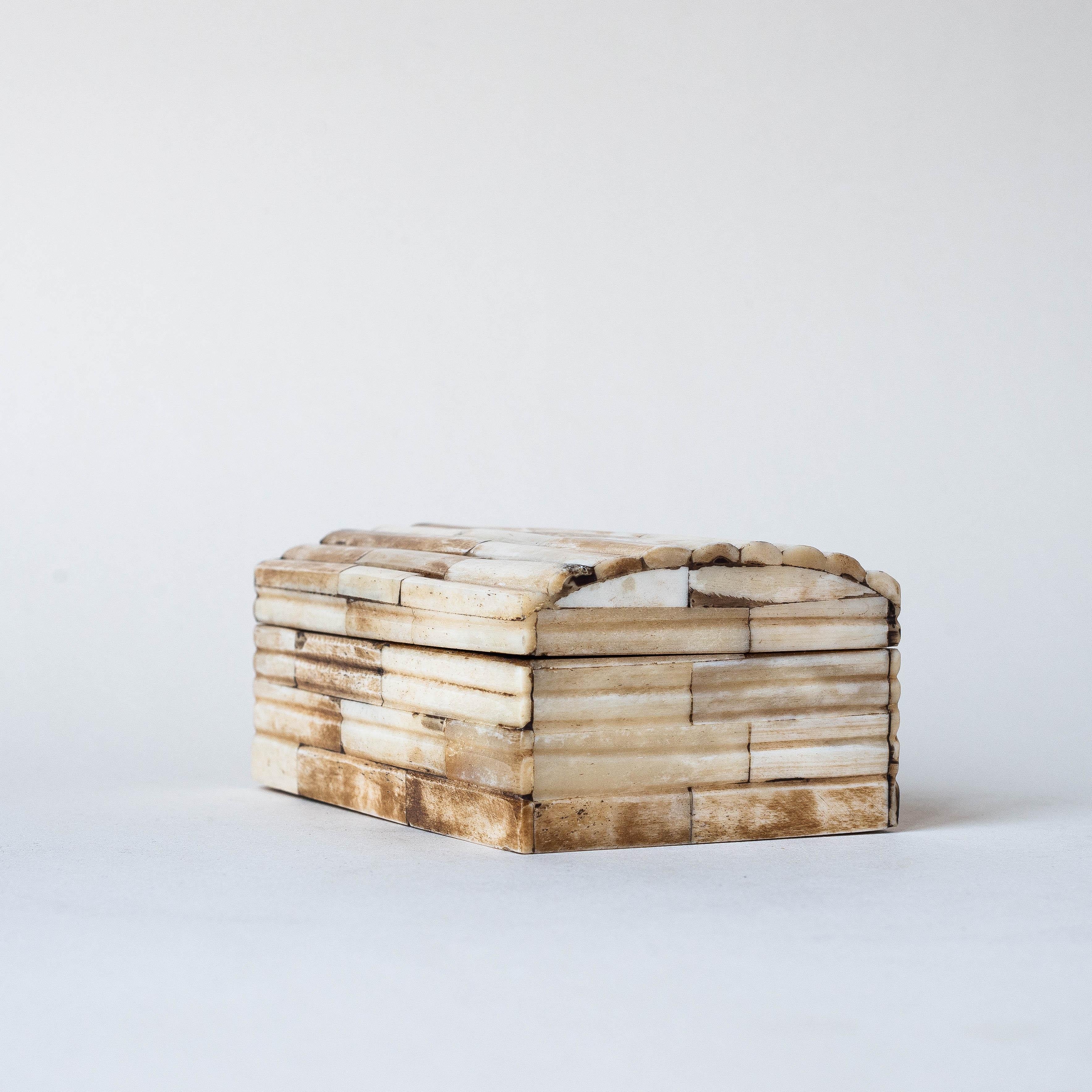 Tessellated Bone and Wood Box 1970s In Good Condition In ROUEN, Normandie