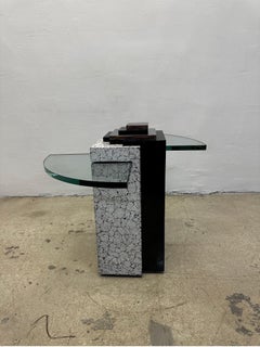 Tavolino in osso tessellato, cromo e vetro della collezione Távola di Ogge